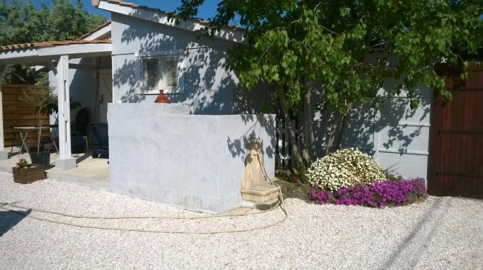 Jardin fleuri de la location de vacances à Agde